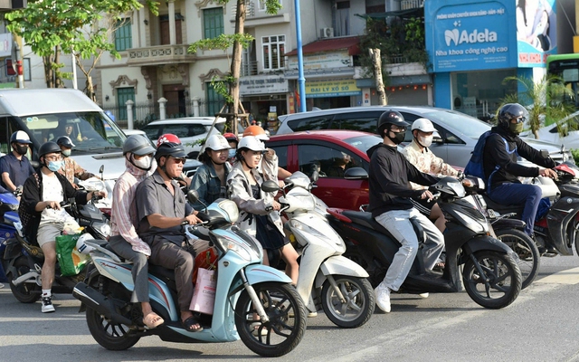 Thủ tướng: Khuyến khích người dân ưu tiên sử dụng xe điện, nhiên liệu sinh học