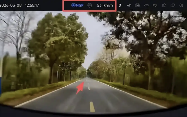 Thót tim: 4 đứa trẻ nằm giữa đường giả làm “gờ giảm tốc”, tài xế giật mình đạp phanh khẩn cấp