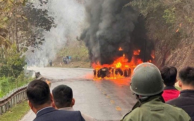 Chiếc xe bất ngờ bốc cháy dữ dội trên quốc lộ, tài xế đã kịp nhảy ra ngoài thoát thân