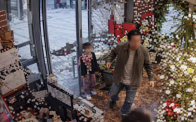 Bé gái bỏ 190k mua hoa tặng mẹ, người cha đùng đùng làm loạn tiệm hoa rồi bị cảnh sát bắt đi