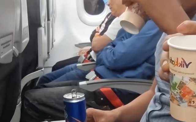 Cảnh tượng hành khách uống bia, ăn nhậu trên máy bay: Có vi phạm quy định? Thì ra nhiều người chưa biết
