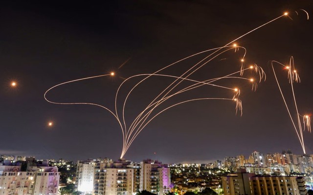 ‘Vòm sắt’ của Israel bị đánh sập bởi 100 quả rocket