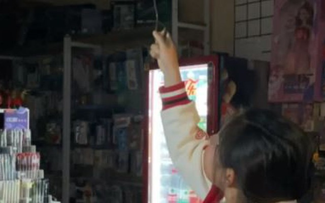 Thấy tiền lì xì gửi ngân hàng lãi quá thấp, bé gái 12 tuổi mở cửa hàng văn phòng phẩm rồi thuê mẹ làm nhân viên, trả lương 350 nghìn/ngày