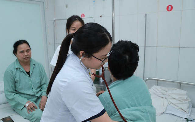 Bảng lương bác sĩ dự kiến từ 1/7 khi lương cơ sở tăng 8%