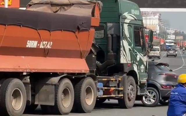 Xe bồn đẩy ô tô biển vàng ngay vòng xoay trên Quốc lộ 13