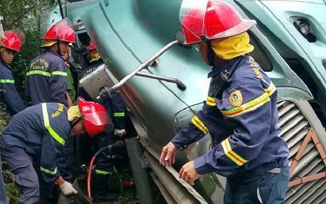 Giải cứu tài xế mắc kẹt trong cabin xe sau tai nạn trên cao tốc ở Đà Nẵng