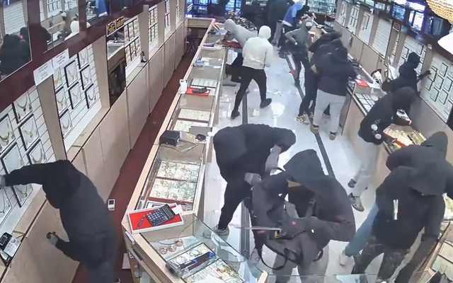 Gần 20 tên cướp ập vào tiệm kim hoàn ở California, trong 70 giây lấy đi số trang sức trị giá 1,7 triệu USD