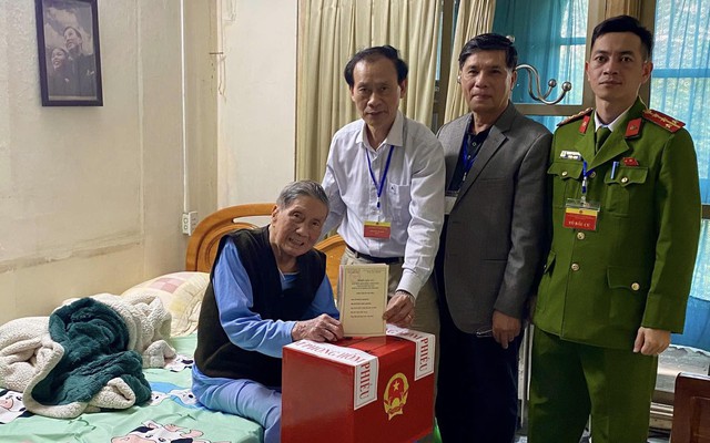 Nam nghệ sĩ U100 ở Hà Nội được cảnh sát khu vực, cán bộ phường mang hòm phiếu tới tận nhà