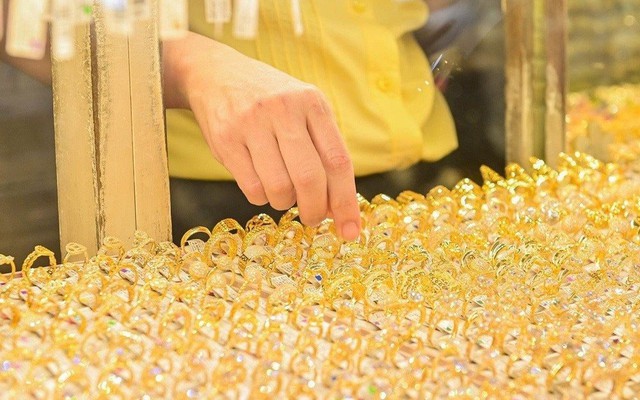 Nếu dầu lên 200 USD/thùng như Iran cảnh báo, giá vàng sẽ ra sao? Có nên tiếp tục xếp hàng mua vàng?