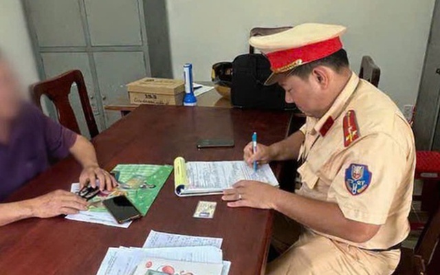 Từ clip người dân đăng tải, Công an Tây Ninh xử phạt tài xế xe tải chạy ngược chiều