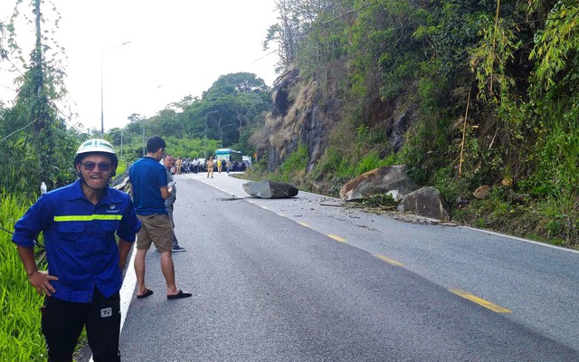Di chuyển khối đá 16 tấn chênh vênh trên đèo Bảo Lộc uy hiếp người qua lại
