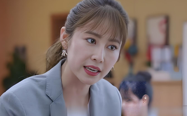 Lễ tân thông báo có người tới tìm, tôi bước ra gặp thì ngớ người bởi đôi mắt soi mói và hằn học từ cô ta