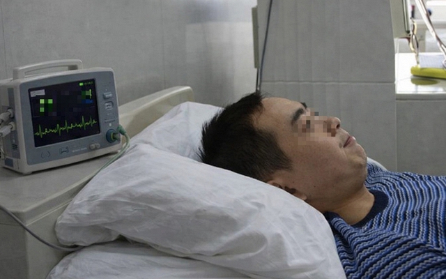 Chồng tôi thường ngủ gật khi đang nói chuyện, tưởng mệt nhưng bác sĩ nói: "Nhồi máu cơ tim có thể đến bất cứ lúc nào"