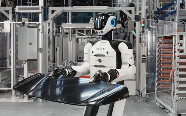 BMW thử nghiệm robot hình người AEON tại nhà máy iFACTORY Leipzig để sản xuất xe điện