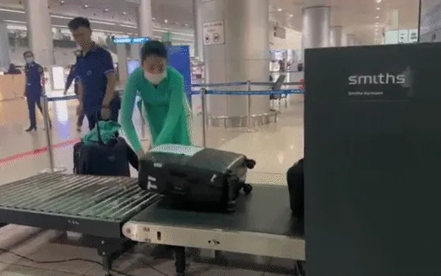 Máy quét hải quan tại sân bay nhìn thấu ma tuý, đồ vật cấm như thế nào?