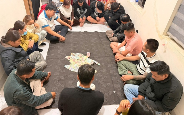 Bắt 'nữ quái' biến nhà riêng thành sới bạc cho 16 người sát phạt