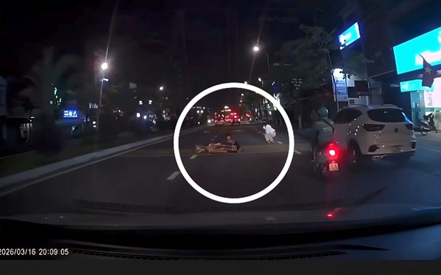 Truy tìm tài xế ô tô vượt ẩu, tông 2 người đi xe máy rồi bỏ chạy