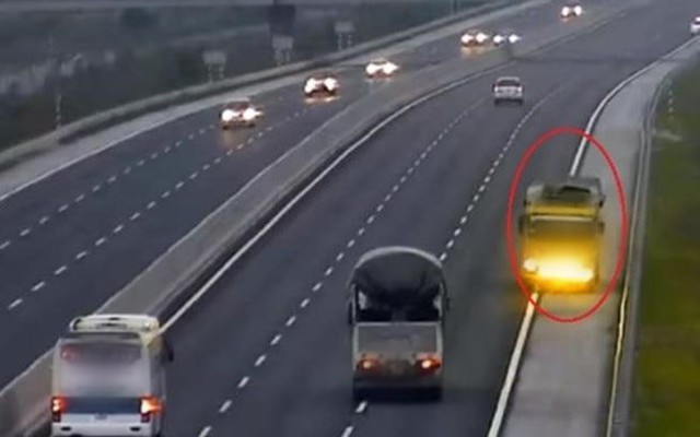 Kiểm tra bất ngờ chiếc ô tô trên cao tốc, phát hiện gần 250 triệu đồng vương vãi khắp nơi, cảnh sát truy vết đầu mối quan trọng