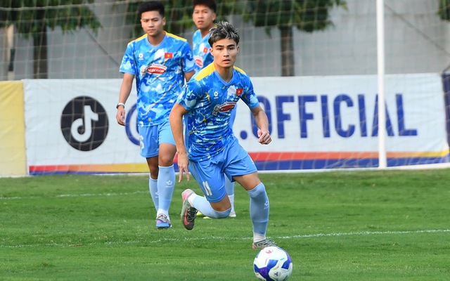 Cận cảnh visual sáng bừng, mái tóc nổi nhất sân U23 Việt Nam của Việt kiều 18 tuổi Moric