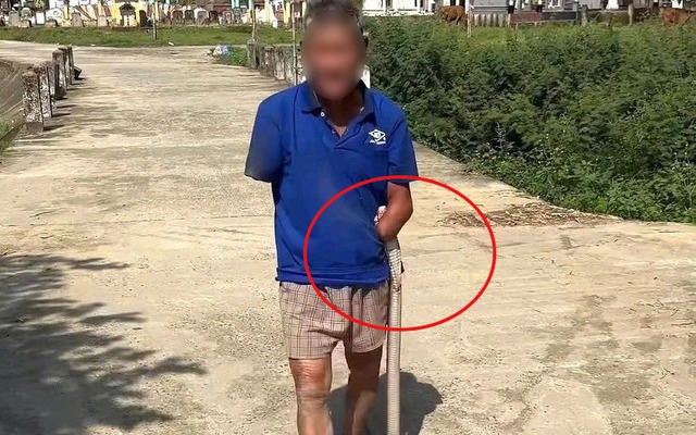 Vụ cụ ông cụt 2 tay kẹp con rắn mang về nhà: Gia đình lên tiếng về số tiền được hỗ trợ