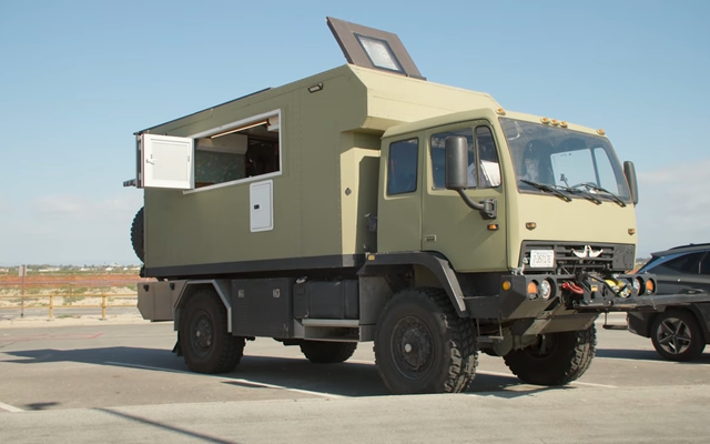 Nhà di động từ xe quân sự gây chú ý: Đủ tiện nghi, đi 1.600 km khi đầy bình