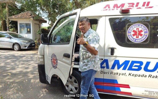 Chuyến đi chơi nước ngoài của gia đình kết thúc trong bi kịch, 2 con trở về cùng với tro cốt của mẹ