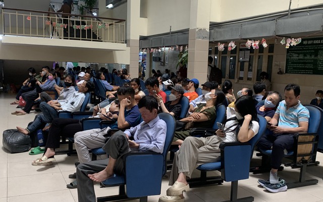 Chấm dứt cảnh xếp hàng chờ khám: Bệnh viện Bạch Mai mở "luồng xanh", người bệnh hưởng lợi gì?