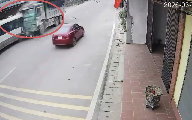 Xe ben tông ô tô đưa đón học sinh, nhiều em bị thương