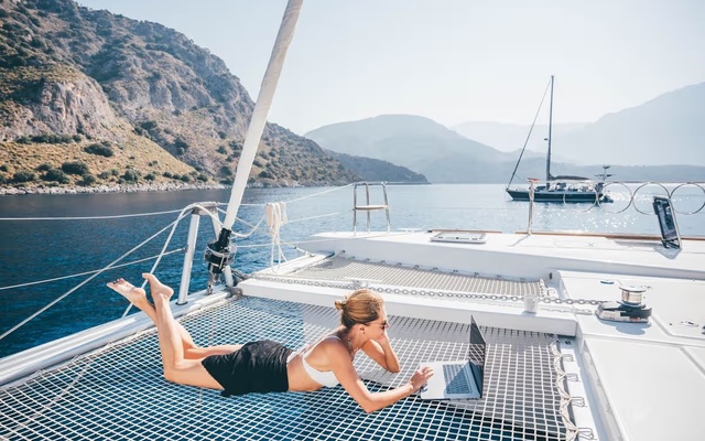 Công việc không cần bằng cấp giúp cô gái du lịch miễn phí, 24 tuổi đã mua nhà