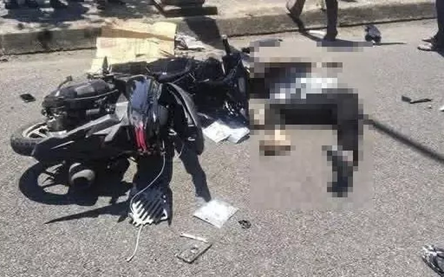 Tông trụ đèn, 2 thanh niên tử vong