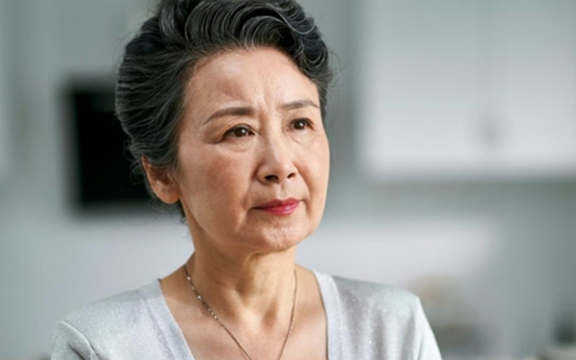 Lương hưu 9 triệu/tháng, mẹ tôi mang cho hàng xóm 3 triệu, khi tôi giận dỗi trách móc thì bà nói 4 từ