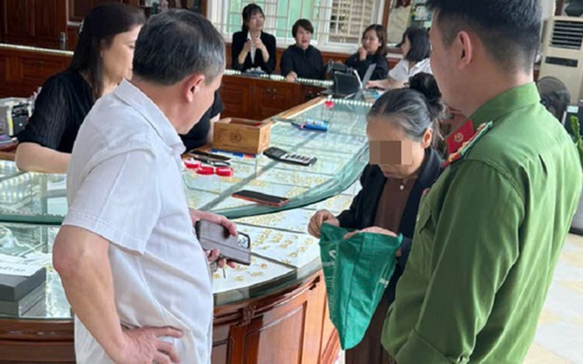 Cụ bà ở Nghệ An mang 19 chỉ vàng đi bán để chứng minh tài sản 'sạch'