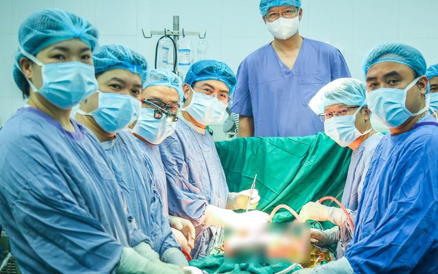 Kỳ tích Việt Nam: Nhận tim gan người này, hiến ngay gan mình cứu người khác