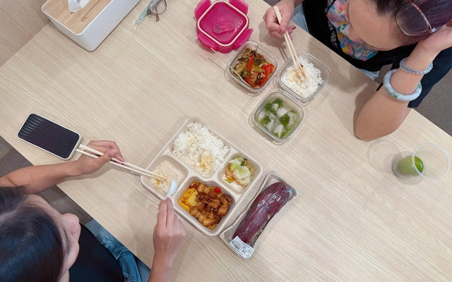 Hàng quán tăng giá, dân văn phòng rủ nhau thành lập 'hội cơm nhà'