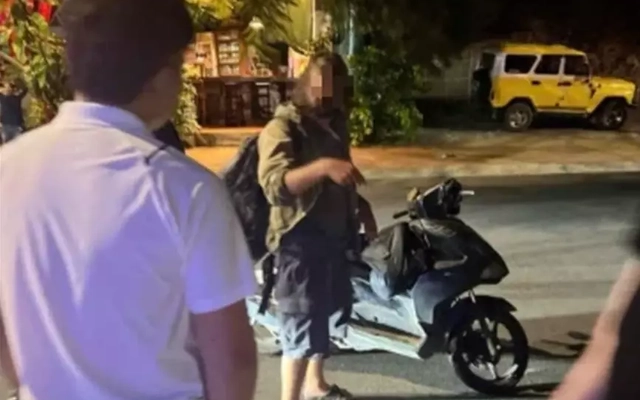 Du khách nước ngoài đâm công an rồi bỏ chạy hơn 70km
