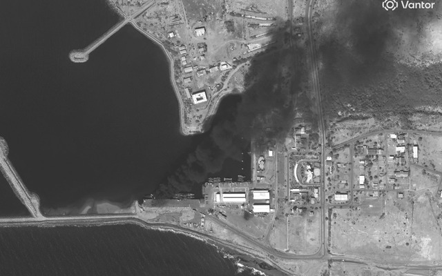 Chiến hạm Iran bốc cháy sau khi bị trúng đạn trong cảng