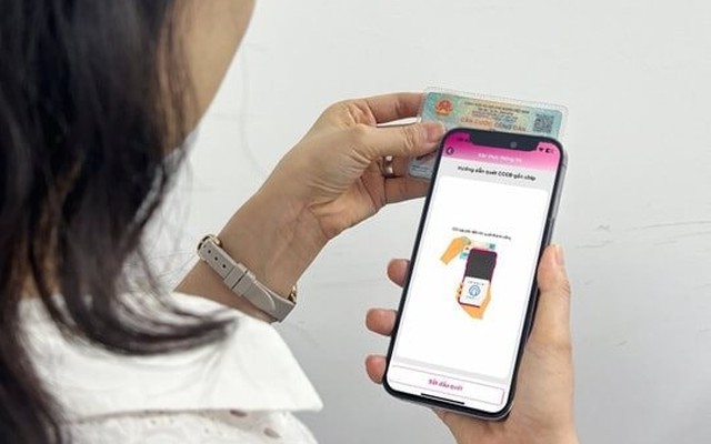 Vừa chuyển khoản thành công 100.200.000 đồng, người phụ nữ SN 1993 báo công an làm rõ giao dịch với 2 tài khoản ngân hàng cùng mang tên V.T.B