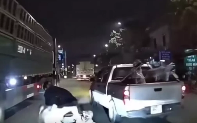 Hà Nội: Cảnh sát làm việc với tài xế xe bán tải chèn ngã 3 người đi xe máy