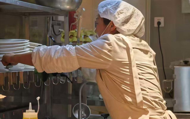 Thu nhập hơn 7 triệu đồng, làm việc 14 tiếng/ngày: Nhóm lao động tưởng “lép vế” nay giữ vai trò quan trọng cho ngành dịch vụ thay người trẻ