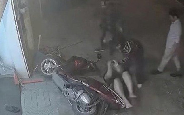 Xác minh nhóm người xông vào nhà, kéo người đàn ông ra đường hành hung
