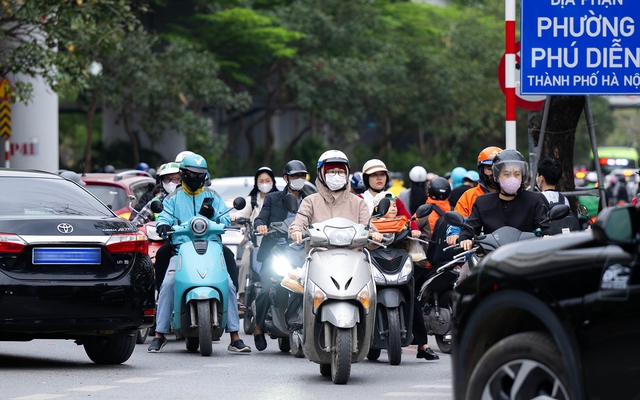 Ảnh, clip: Xe máy nối đuôi nhau, rồng rắn đi ngược chiều ở Hà Nội