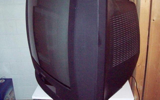 Tại sao ngày xưa mọi người thường vỗ vài cái để sửa TV bị nhiễu?