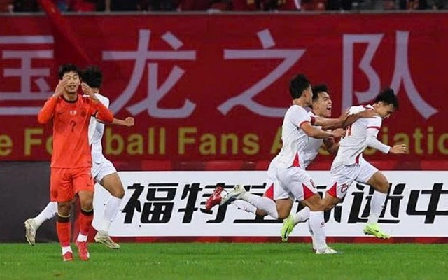 Sao Trung Quốc từng “biếu” bàn thắng cho U23 Việt Nam lại gây tranh cãi gay gắt
