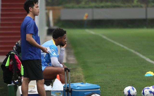 Hình ảnh đáng lo ngại của Nguyễn Xuân Son chỉ sau ít phút tập luyện cùng tuyển Việt Nam