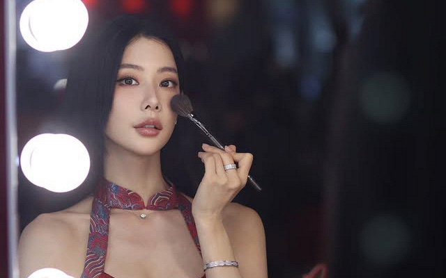 Bỏ chồng đại gia, mỹ nhân gợi cảm nức tiếng xứ Hàn "thay đầu" không nhận ra nổi!