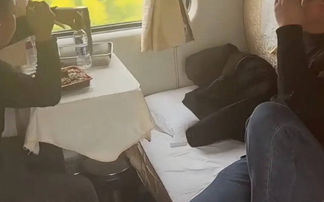 Vụ việc trên tàu hỏa khiến nhiều người ngán ngẩm: Sợ nhất kiểu "con nhà lính tính nhà quan"!