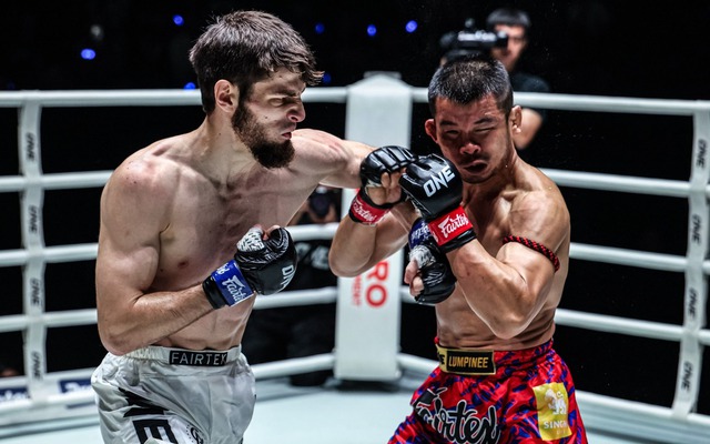 Đấm huyền thoại Thái Lan nhập viện, cao thủ Nga hụt đai vô địch vì lý do bất ngờ