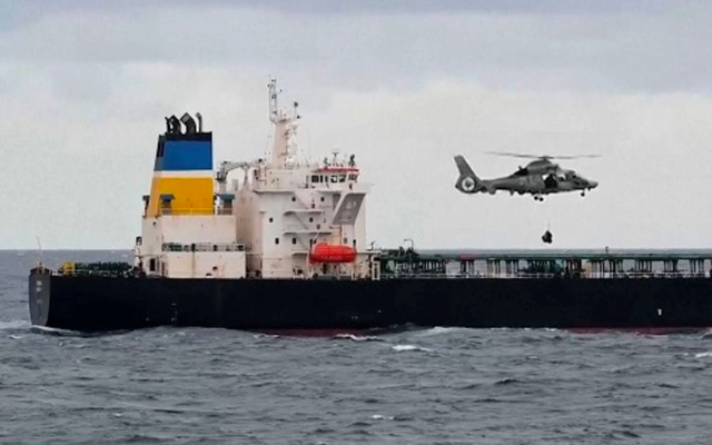 Tàu chở dầu nghi của Nga mang khoảng 1,5 triệu thùng dầu đang di chuyển bất ngờ bị vây bắt giữa biển Địa Trung Hải