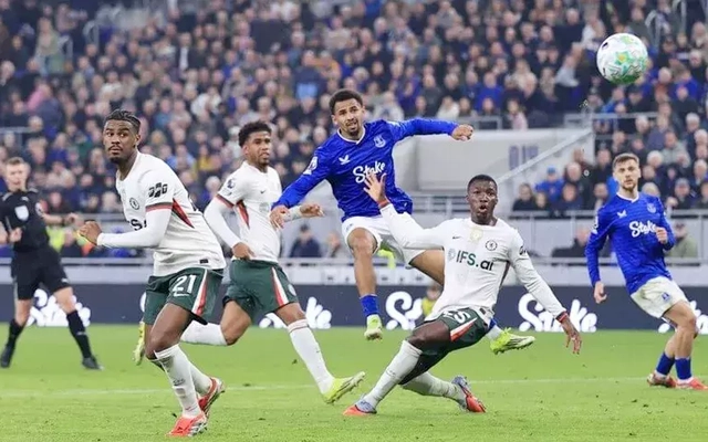 Everton gia nhập cuộc đua Champions League