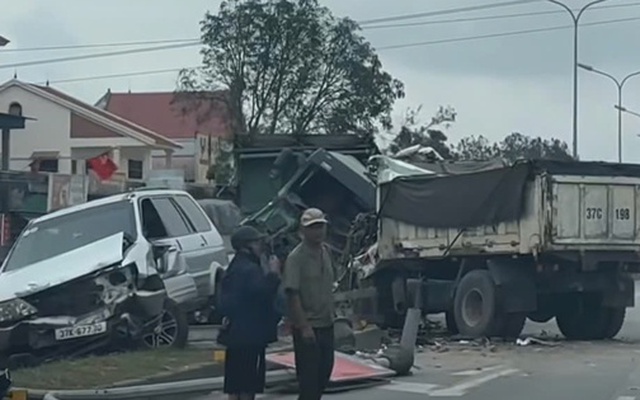 Ba xe ô tô tông liên hoàn, tài xế xe tải tử vong trong cabin